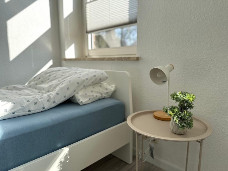 Komfortables Monteurzimmer mit Einzelbett und Schreibtisch in Salzgitter.