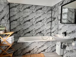 Modernes Badezimmer mit Duschen in den Arbeiterstube UG Unterkünften.